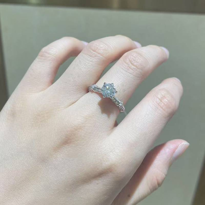 Fashion六爪Women's RingS925银镀白金定制选款主石Moissanite1.0ct/副石高碳钻